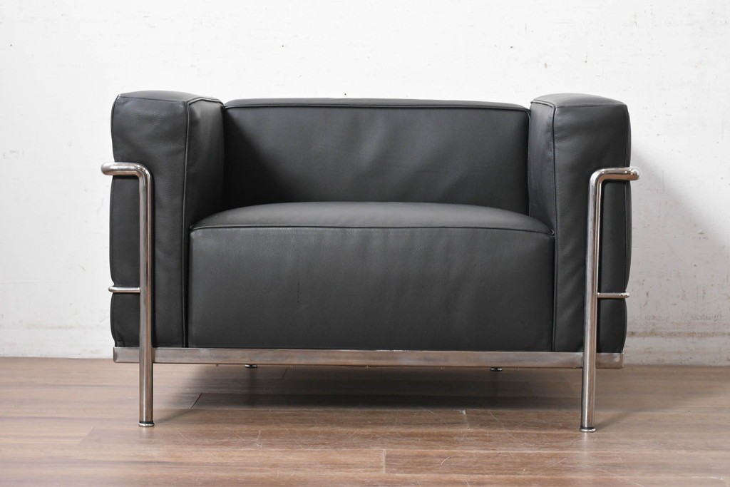 中古　美品　Cassina(カッシーナ)　ル・コルビュジエ(Le Corbusier)　LC3　GRAND CONFORT, GRAND MODELE(グランコンフォール グランモデル)　本革製　黒い張地と金属フレームの対比が際立つモダンな1人掛けソファ　定価約137万円　(R-090593)