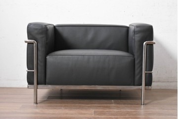 中古　美品　Cassina(カッシーナ)　ル・コルビュジエ(Le Corbusier)　LC3　GRAND CONFORT, GRAND MODELE(グランコンフォール グランモデル)　本革製　黒い張地と金属フレームの対比が際立つモダンな1人掛けソファ　定価約137万円　(R-090593)