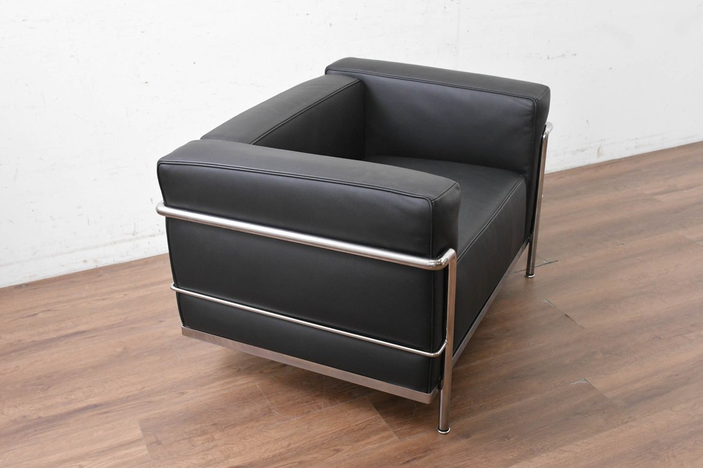 中古　美品　Cassina(カッシーナ)　ル・コルビュジエ(Le Corbusier)　LC3　GRAND CONFORT, GRAND MODELE(グランコンフォール グランモデル)　本革製　黒い張地と金属フレームの対比が際立つモダンな1人掛けソファ　定価約137万円　(R-090593)