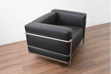 中古　美品　Cassina(カッシーナ)　ル・コルビュジエ(Le Corbusier)　LC3　GRAND CONFORT, GRAND MODELE(グランコンフォール グランモデル)　本革製　黒い張地と金属フレームの対比が際立つモダンな1人掛けソファ　定価約137万円　(R-090593)