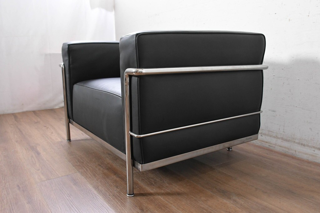 中古　美品　Cassina(カッシーナ)　ル・コルビュジエ(Le Corbusier)　LC3　GRAND CONFORT, GRAND MODELE(グランコンフォール グランモデル)　本革製　黒い張地と金属フレームの対比が際立つモダンな1人掛けソファ　定価約137万円　(R-090593)