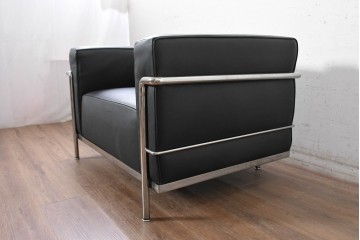 中古　美品　Cassina(カッシーナ)　ル・コルビュジエ(Le Corbusier)　LC3　GRAND CONFORT, GRAND MODELE(グランコンフォール グランモデル)　本革製　黒い張地と金属フレームの対比が際立つモダンな1人掛けソファ　定価約137万円　(R-090593)
