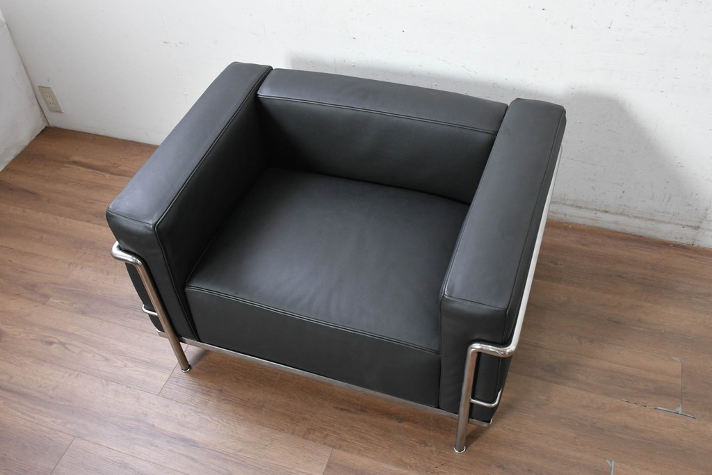 中古　美品　Cassina(カッシーナ)　ル・コルビュジエ(Le Corbusier)　LC3　GRAND CONFORT, GRAND MODELE(グランコンフォール グランモデル)　本革製　黒い張地と金属フレームの対比が際立つモダンな1人掛けソファ　定価約137万円　(R-090593)