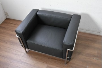 中古　美品　Cassina(カッシーナ)　ル・コルビュジエ(Le Corbusier)　LC3　GRAND CONFORT, GRAND MODELE(グランコンフォール グランモデル)　本革製　黒い張地と金属フレームの対比が際立つモダンな1人掛けソファ　定価約137万円　(R-090593)