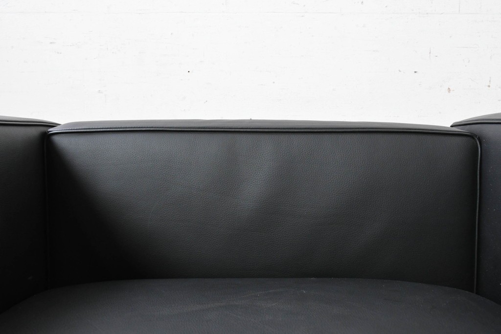 中古　美品　Cassina(カッシーナ)　ル・コルビュジエ(Le Corbusier)　LC3　GRAND CONFORT, GRAND MODELE(グランコンフォール グランモデル)　本革製　黒い張地と金属フレームの対比が際立つモダンな1人掛けソファ　定価約137万円　(R-090593)