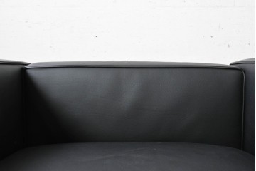 中古　美品　Cassina(カッシーナ)　ル・コルビュジエ(Le Corbusier)　LC3　GRAND CONFORT, GRAND MODELE(グランコンフォール グランモデル)　本革製　黒い張地と金属フレームの対比が際立つモダンな1人掛けソファ　定価約137万円　(R-090593)
