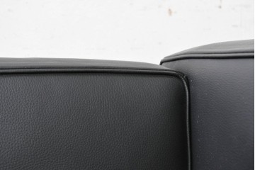 中古　美品　Cassina(カッシーナ)　ル・コルビュジエ(Le Corbusier)　LC3　GRAND CONFORT, GRAND MODELE(グランコンフォール グランモデル)　本革製　黒い張地と金属フレームの対比が際立つモダンな1人掛けソファ　定価約137万円　(R-090593)