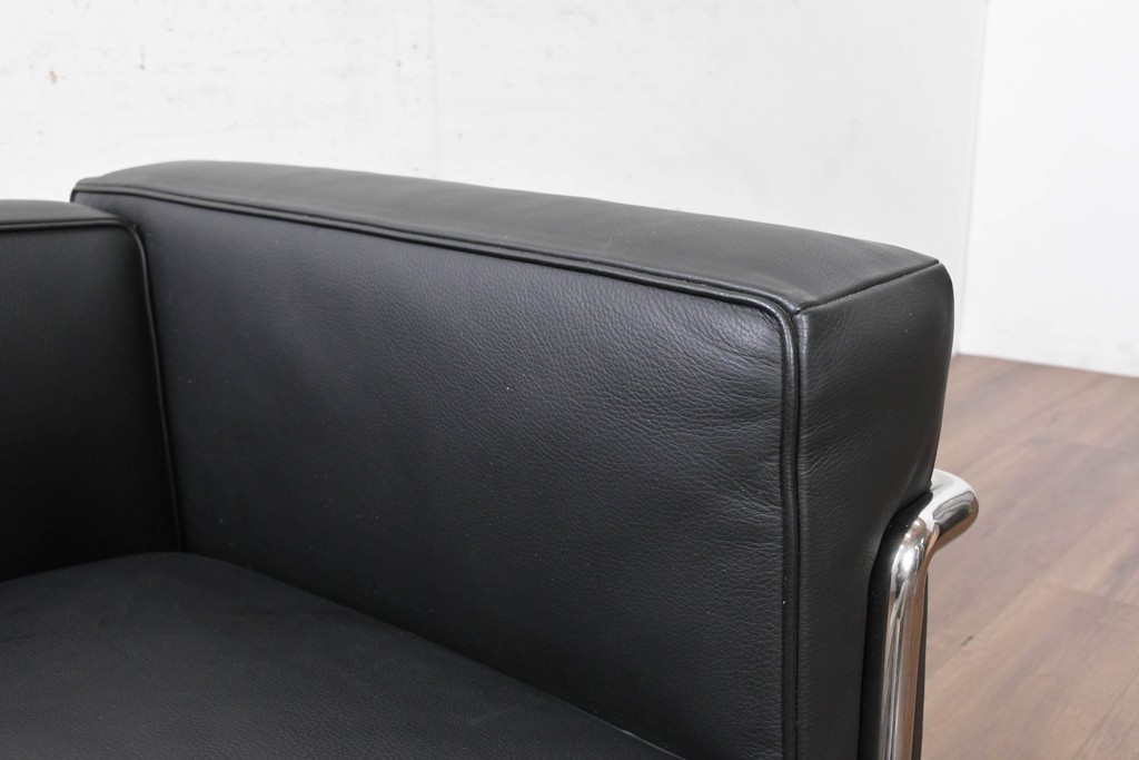 中古　美品　Cassina(カッシーナ)　ル・コルビュジエ(Le Corbusier)　LC3　GRAND CONFORT, GRAND MODELE(グランコンフォール グランモデル)　本革製　黒い張地と金属フレームの対比が際立つモダンな1人掛けソファ　定価約137万円　(R-090593)