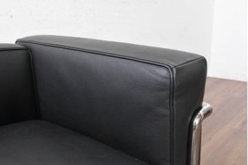 中古　美品　Cassina(カッシーナ)　ル・コルビュジエ(Le Corbusier)　LC3　GRAND CONFORT, GRAND MODELE(グランコンフォール グランモデル)　本革製　黒い張地と金属フレームの対比が際立つモダンな1人掛けソファ　定価約137万円　(R-090593)