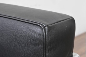中古　美品　Cassina(カッシーナ)　ル・コルビュジエ(Le Corbusier)　LC3　GRAND CONFORT, GRAND MODELE(グランコンフォール グランモデル)　本革製　黒い張地と金属フレームの対比が際立つモダンな1人掛けソファ　定価約137万円　(R-090593)