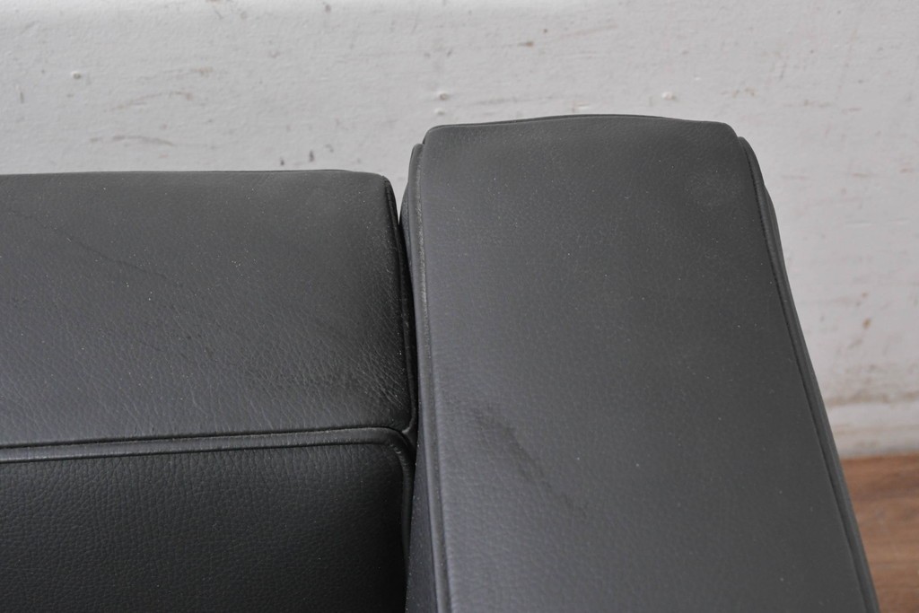 中古　美品　Cassina(カッシーナ)　ル・コルビュジエ(Le Corbusier)　LC3　GRAND CONFORT, GRAND MODELE(グランコンフォール グランモデル)　本革製　黒い張地と金属フレームの対比が際立つモダンな1人掛けソファ　定価約137万円　(R-090593)