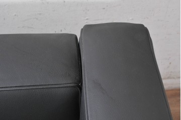 中古　美品　Cassina(カッシーナ)　ル・コルビュジエ(Le Corbusier)　LC3　GRAND CONFORT, GRAND MODELE(グランコンフォール グランモデル)　本革製　黒い張地と金属フレームの対比が際立つモダンな1人掛けソファ　定価約137万円　(R-090593)
