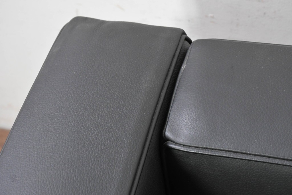中古　美品　Cassina(カッシーナ)　ル・コルビュジエ(Le Corbusier)　LC3　GRAND CONFORT, GRAND MODELE(グランコンフォール グランモデル)　本革製　黒い張地と金属フレームの対比が際立つモダンな1人掛けソファ　定価約137万円　(R-090593)