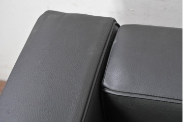 中古　美品　Cassina(カッシーナ)　ル・コルビュジエ(Le Corbusier)　LC3　GRAND CONFORT, GRAND MODELE(グランコンフォール グランモデル)　本革製　黒い張地と金属フレームの対比が際立つモダンな1人掛けソファ　定価約137万円　(R-090593)