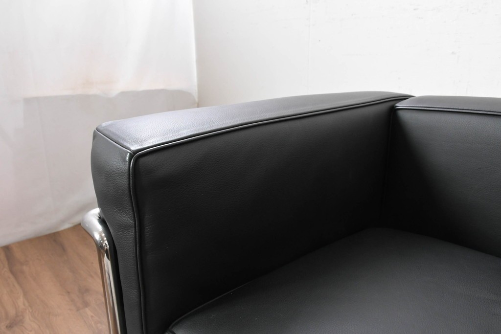 中古　美品　Cassina(カッシーナ)　ル・コルビュジエ(Le Corbusier)　LC3　GRAND CONFORT, GRAND MODELE(グランコンフォール グランモデル)　本革製　黒い張地と金属フレームの対比が際立つモダンな1人掛けソファ　定価約137万円　(R-090593)