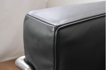 中古　美品　Cassina(カッシーナ)　ル・コルビュジエ(Le Corbusier)　LC3　GRAND CONFORT, GRAND MODELE(グランコンフォール グランモデル)　本革製　黒い張地と金属フレームの対比が際立つモダンな1人掛けソファ　定価約137万円　(R-090593)