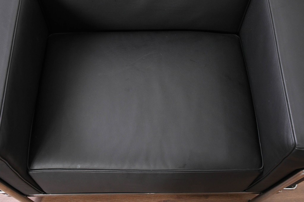 中古　美品　Cassina(カッシーナ)　ル・コルビュジエ(Le Corbusier)　LC3　GRAND CONFORT, GRAND MODELE(グランコンフォール グランモデル)　本革製　黒い張地と金属フレームの対比が際立つモダンな1人掛けソファ　定価約137万円　(R-090593)