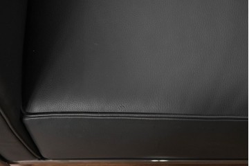 中古　美品　Cassina(カッシーナ)　ル・コルビュジエ(Le Corbusier)　LC3　GRAND CONFORT, GRAND MODELE(グランコンフォール グランモデル)　本革製　黒い張地と金属フレームの対比が際立つモダンな1人掛けソファ　定価約137万円　(R-090593)