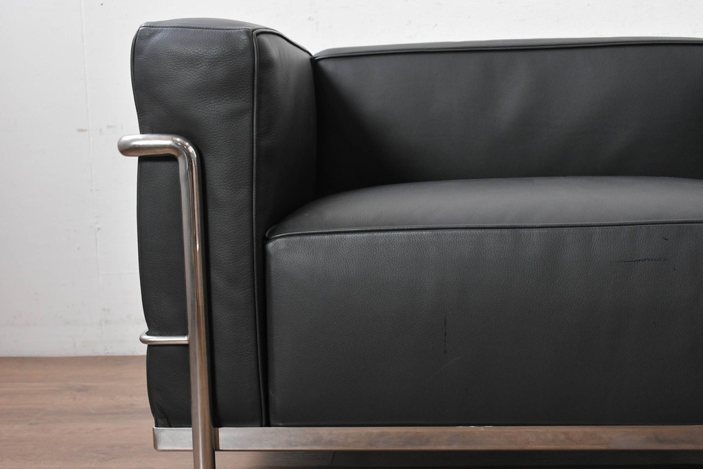 中古　美品　Cassina(カッシーナ)　ル・コルビュジエ(Le Corbusier)　LC3　GRAND CONFORT, GRAND MODELE(グランコンフォール グランモデル)　本革製　黒い張地と金属フレームの対比が際立つモダンな1人掛けソファ　定価約137万円　(R-090593)