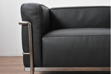 中古　美品　Cassina(カッシーナ)　ル・コルビュジエ(Le Corbusier)　LC3　GRAND CONFORT, GRAND MODELE(グランコンフォール グランモデル)　本革製　黒い張地と金属フレームの対比が際立つモダンな1人掛けソファ　定価約137万円　(R-090593)