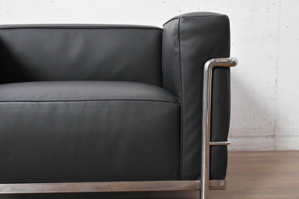 中古　美品　Cassina(カッシーナ)　ル・コルビュジエ(Le Corbusier)　LC3　GRAND CONFORT, GRAND MODELE(グランコンフォール グランモデル)　本革製　黒い張地と金属フレームの対比が際立つモダンな1人掛けソファ　定価約137万円　(R-090593)