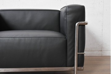 中古　美品　Cassina(カッシーナ)　ル・コルビュジエ(Le Corbusier)　LC3　GRAND CONFORT, GRAND MODELE(グランコンフォール グランモデル)　本革製　黒い張地と金属フレームの対比が際立つモダンな1人掛けソファ　定価約137万円　(R-090593)
