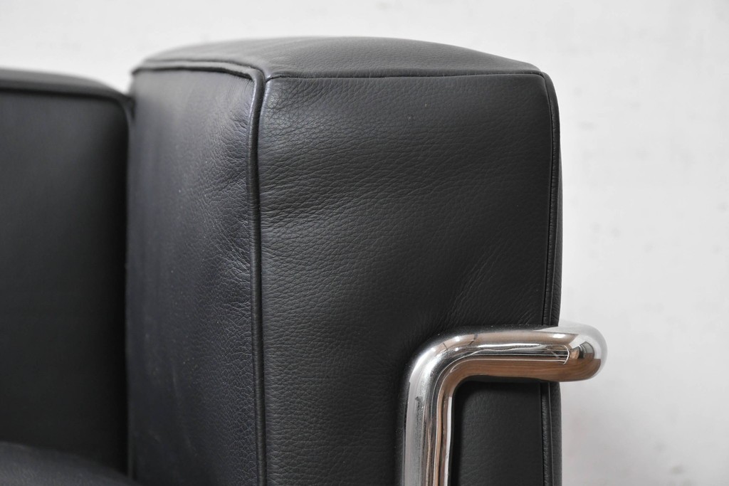 中古　美品　Cassina(カッシーナ)　ル・コルビュジエ(Le Corbusier)　LC3　GRAND CONFORT, GRAND MODELE(グランコンフォール グランモデル)　本革製　黒い張地と金属フレームの対比が際立つモダンな1人掛けソファ　定価約137万円　(R-090593)