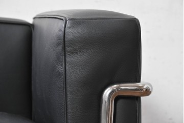 中古　美品　Cassina(カッシーナ)　ル・コルビュジエ(Le Corbusier)　LC3　GRAND CONFORT, GRAND MODELE(グランコンフォール グランモデル)　本革製　黒い張地と金属フレームの対比が際立つモダンな1人掛けソファ　定価約137万円　(R-090593)