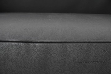 中古　美品　Cassina(カッシーナ)　ル・コルビュジエ(Le Corbusier)　LC3　GRAND CONFORT, GRAND MODELE(グランコンフォール グランモデル)　本革製　黒い張地と金属フレームの対比が際立つモダンな1人掛けソファ　定価約137万円　(R-090593)