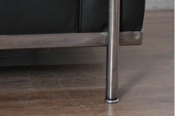 中古　美品　Cassina(カッシーナ)　ル・コルビュジエ(Le Corbusier)　LC3　GRAND CONFORT, GRAND MODELE(グランコンフォール グランモデル)　本革製　黒い張地と金属フレームの対比が際立つモダンな1人掛けソファ　定価約137万円　(R-090593)