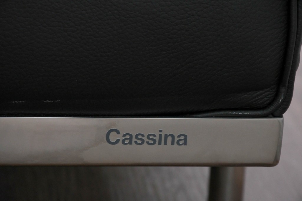 中古　美品　Cassina(カッシーナ)　ル・コルビュジエ(Le Corbusier)　LC3　GRAND CONFORT, GRAND MODELE(グランコンフォール グランモデル)　本革製　黒い張地と金属フレームの対比が際立つモダンな1人掛けソファ　定価約137万円　(R-090593)