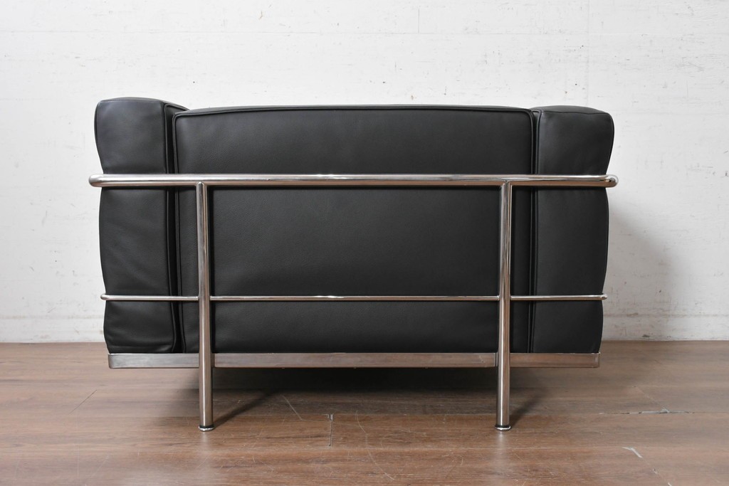 中古　美品　Cassina(カッシーナ)　ル・コルビュジエ(Le Corbusier)　LC3　GRAND CONFORT, GRAND MODELE(グランコンフォール グランモデル)　本革製　黒い張地と金属フレームの対比が際立つモダンな1人掛けソファ　定価約137万円　(R-090593)
