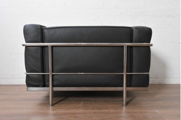 中古　美品　Cassina(カッシーナ)　ル・コルビュジエ(Le Corbusier)　LC3　GRAND CONFORT, GRAND MODELE(グランコンフォール グランモデル)　本革製　黒い張地と金属フレームの対比が際立つモダンな1人掛けソファ　定価約137万円　(R-090593)