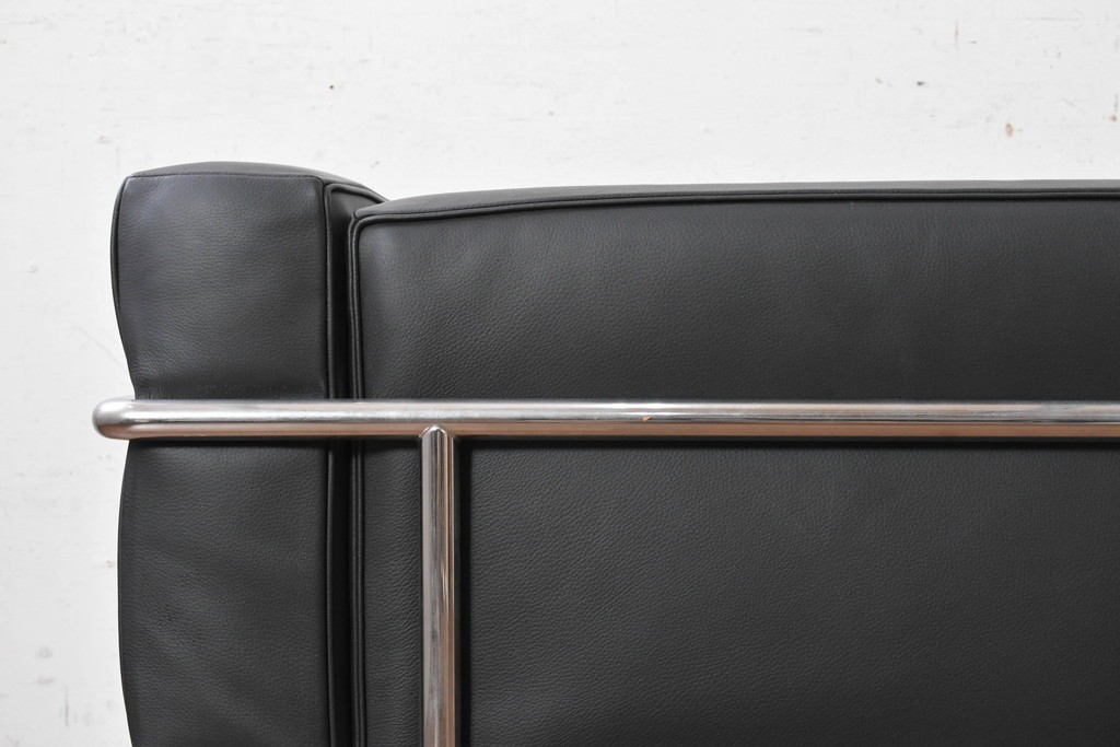 中古　美品　Cassina(カッシーナ)　ル・コルビュジエ(Le Corbusier)　LC3　GRAND CONFORT, GRAND MODELE(グランコンフォール グランモデル)　本革製　黒い張地と金属フレームの対比が際立つモダンな1人掛けソファ　定価約137万円　(R-090593)