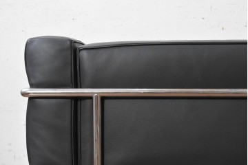 中古　美品　Cassina(カッシーナ)　ル・コルビュジエ(Le Corbusier)　LC3　GRAND CONFORT, GRAND MODELE(グランコンフォール グランモデル)　本革製　黒い張地と金属フレームの対比が際立つモダンな1人掛けソファ　定価約137万円　(R-090593)