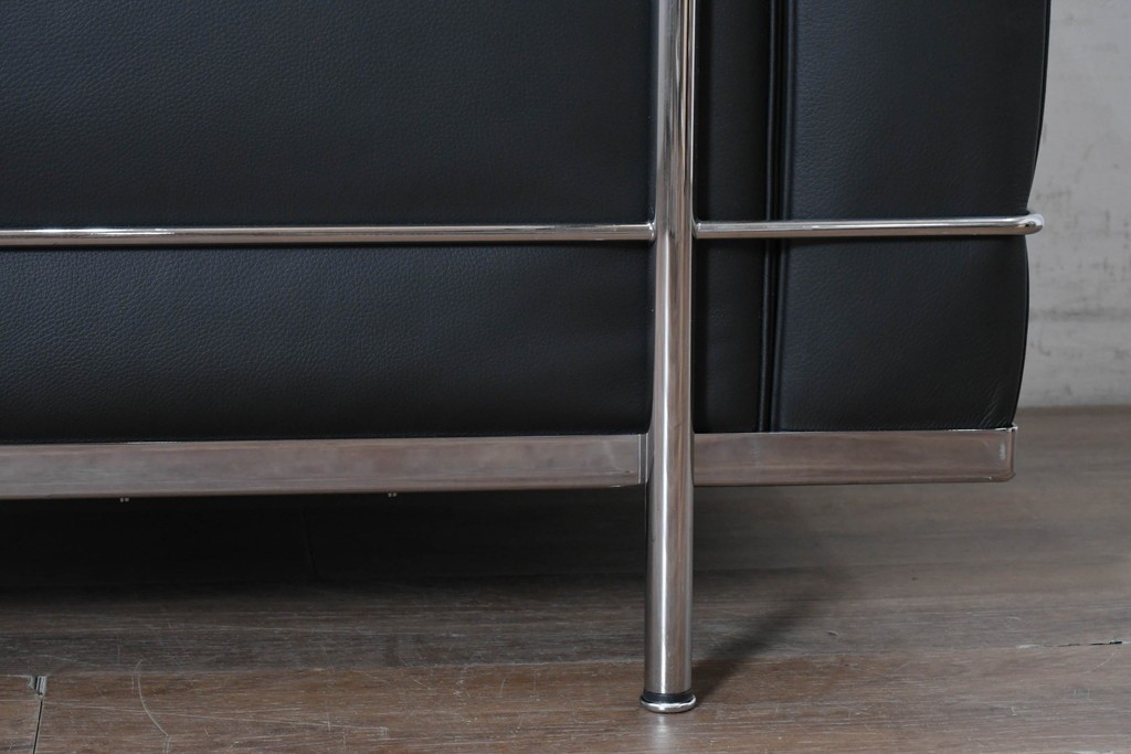 中古　美品　Cassina(カッシーナ)　ル・コルビュジエ(Le Corbusier)　LC3　GRAND CONFORT, GRAND MODELE(グランコンフォール グランモデル)　本革製　黒い張地と金属フレームの対比が際立つモダンな1人掛けソファ　定価約137万円　(R-090593)