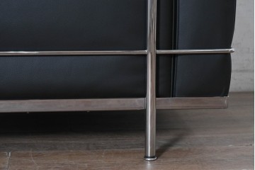 中古　美品　Cassina(カッシーナ)　ル・コルビュジエ(Le Corbusier)　LC3　GRAND CONFORT, GRAND MODELE(グランコンフォール グランモデル)　本革製　黒い張地と金属フレームの対比が際立つモダンな1人掛けソファ　定価約137万円　(R-090593)