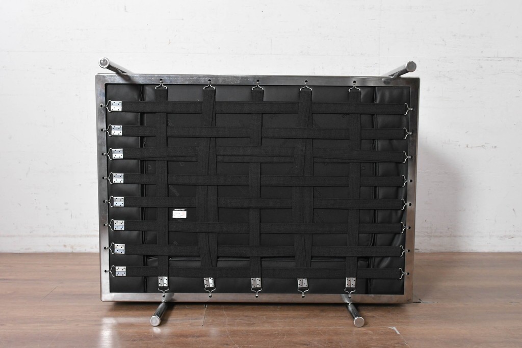 中古　美品　Cassina(カッシーナ)　ル・コルビュジエ(Le Corbusier)　LC3　GRAND CONFORT, GRAND MODELE(グランコンフォール グランモデル)　本革製　黒い張地と金属フレームの対比が際立つモダンな1人掛けソファ　定価約137万円　(R-090593)