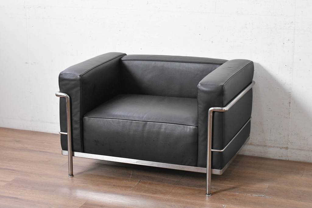 中古　美品　Cassina(カッシーナ)　ル・コルビュジエ(Le Corbusier)　LC3　GRAND CONFORT, GRAND MODELE(グランコンフォール グランモデル)　本革製　黒い張地と金属フレームの対比が際立つモダンな1人掛けソファ　定価約137万円　(R-090594)