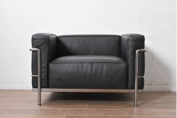 中古　美品　Cassina(カッシーナ)　ル・コルビュジエ(Le Corbusier)　LC3　GRAND CONFORT, GRAND MODELE(グランコンフォール グランモデル)　本革製　黒い張地と金属フレームの対比が際立つモダンな1人掛けソファ　定価約137万円　(R-090594)