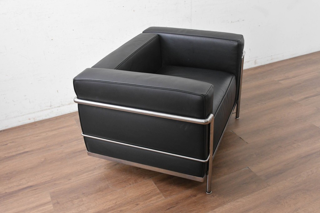 中古　美品　Cassina(カッシーナ)　ル・コルビュジエ(Le Corbusier)　LC3　GRAND CONFORT, GRAND MODELE(グランコンフォール グランモデル)　本革製　黒い張地と金属フレームの対比が際立つモダンな1人掛けソファ　定価約137万円　(R-090594)