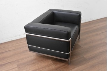中古　美品　Cassina(カッシーナ)　ル・コルビュジエ(Le Corbusier)　LC3　GRAND CONFORT, GRAND MODELE(グランコンフォール グランモデル)　本革製　黒い張地と金属フレームの対比が際立つモダンな1人掛けソファ　定価約137万円　(R-090594)