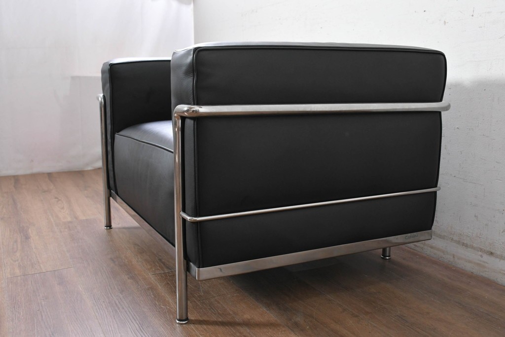 中古　美品　Cassina(カッシーナ)　ル・コルビュジエ(Le Corbusier)　LC3　GRAND CONFORT, GRAND MODELE(グランコンフォール グランモデル)　本革製　黒い張地と金属フレームの対比が際立つモダンな1人掛けソファ　定価約137万円　(R-090594)