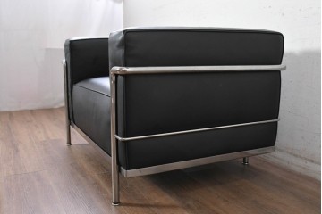 中古　美品　Cassina(カッシーナ)　ル・コルビュジエ(Le Corbusier)　LC3　GRAND CONFORT, GRAND MODELE(グランコンフォール グランモデル)　本革製　黒い張地と金属フレームの対比が際立つモダンな1人掛けソファ　定価約137万円　(R-090594)