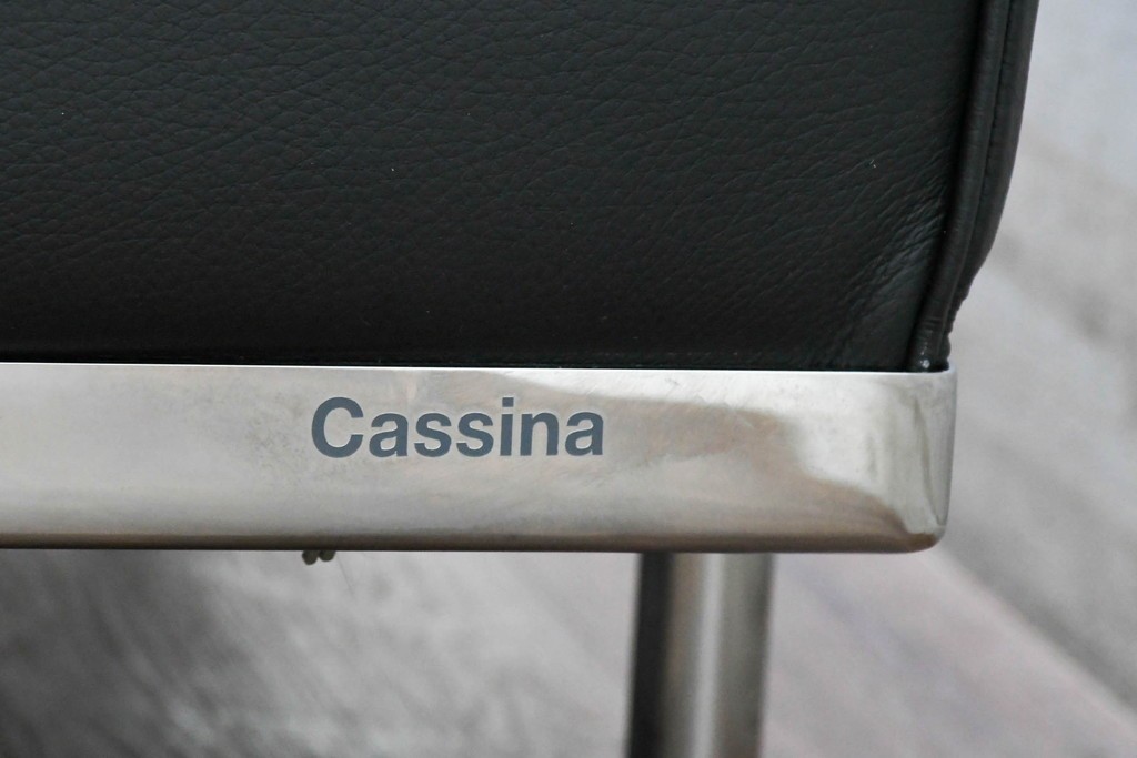 中古　美品　Cassina(カッシーナ)　ル・コルビュジエ(Le Corbusier)　LC3　GRAND CONFORT, GRAND MODELE(グランコンフォール グランモデル)　本革製　黒い張地と金属フレームの対比が際立つモダンな1人掛けソファ　定価約137万円　(R-090594)