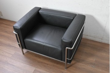 中古　美品　Cassina(カッシーナ)　ル・コルビュジエ(Le Corbusier)　LC3　GRAND CONFORT, GRAND MODELE(グランコンフォール グランモデル)　本革製　黒い張地と金属フレームの対比が際立つモダンな1人掛けソファ　定価約137万円　(R-090594)