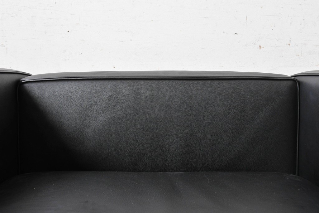 中古　美品　Cassina(カッシーナ)　ル・コルビュジエ(Le Corbusier)　LC3　GRAND CONFORT, GRAND MODELE(グランコンフォール グランモデル)　本革製　黒い張地と金属フレームの対比が際立つモダンな1人掛けソファ　定価約137万円　(R-090594)