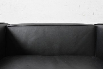 中古　美品　Cassina(カッシーナ)　ル・コルビュジエ(Le Corbusier)　LC3　GRAND CONFORT, GRAND MODELE(グランコンフォール グランモデル)　本革製　黒い張地と金属フレームの対比が際立つモダンな1人掛けソファ　定価約137万円　(R-090594)