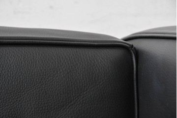 中古　美品　Cassina(カッシーナ)　ル・コルビュジエ(Le Corbusier)　LC3　GRAND CONFORT, GRAND MODELE(グランコンフォール グランモデル)　本革製　黒い張地と金属フレームの対比が際立つモダンな1人掛けソファ　定価約137万円　(R-090594)
