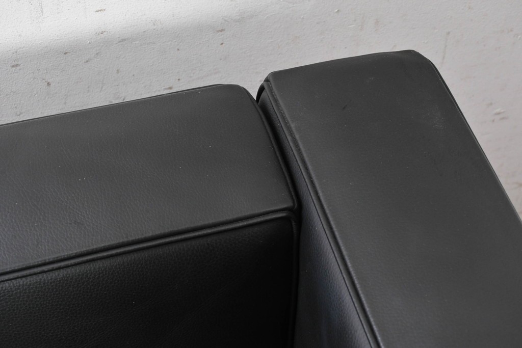 中古　美品　Cassina(カッシーナ)　ル・コルビュジエ(Le Corbusier)　LC3　GRAND CONFORT, GRAND MODELE(グランコンフォール グランモデル)　本革製　黒い張地と金属フレームの対比が際立つモダンな1人掛けソファ　定価約137万円　(R-090594)